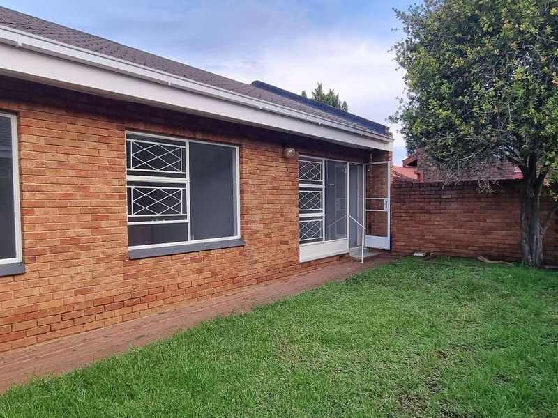 TURNKEY TOWNHOUSE LIVING- A MUST SEE! - Photo 6