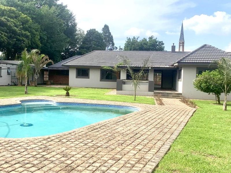 ATTRACTIVE FAMILY HOME ON 2556M2 STAND - Photo 2