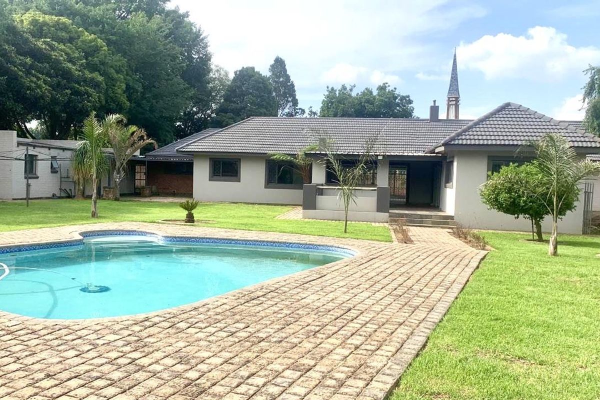 ATTRACTIVE FAMILY HOME ON 2556M2 STAND - Photo 2