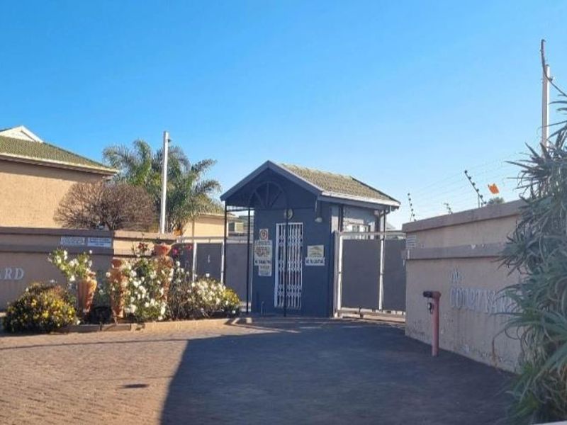 2 bedroom townhouse in affluent suburb - Photo 3