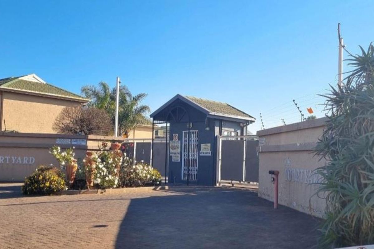 2 bedroom townhouse in affluent suburb - Photo 3