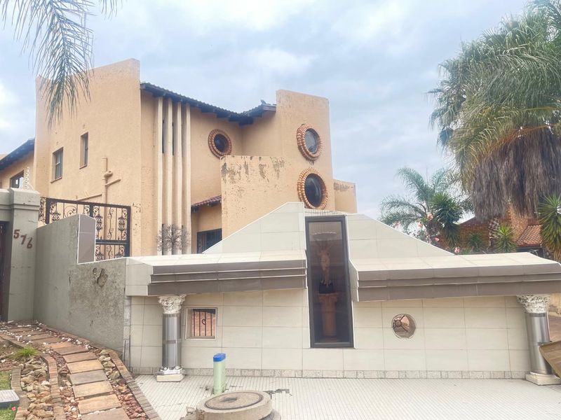 Spacious Three-Bedroom Family Home with Flatlet and Excellent Amenities - Photo 9