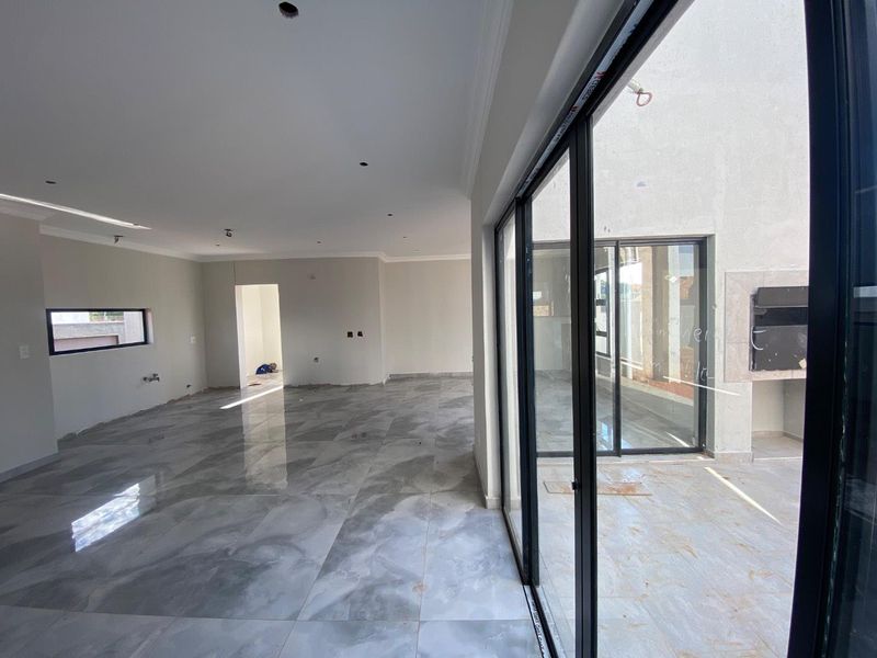 Newly Built Estate Home - Photo 6