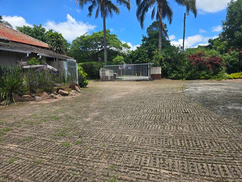 Spacious townhouse in complex gated estate - Photo 3