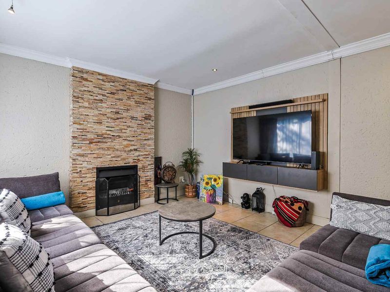Stunning 4-Bedroom Family Home with Flatlet and Exceptional Entertainment Areas in Six Fountains Residential Estate - Photo 10
