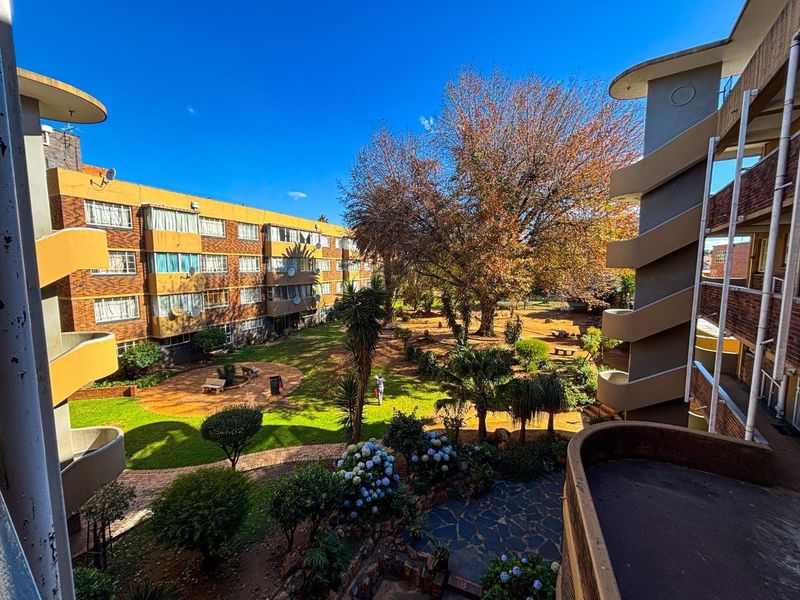 2 Bedroom Spacious Upstairs Unit For Sale. - Photo 4