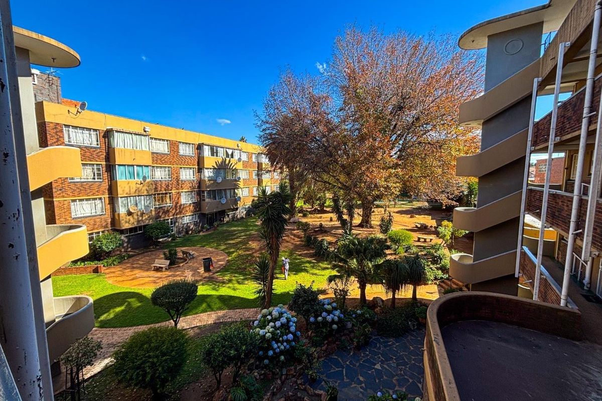 2 Bedroom Spacious Upstairs Unit For Sale. - Photo 4