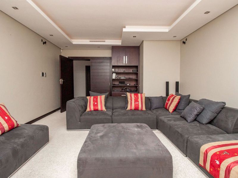 A Home of Grandeur in Plattekloof. - Photo 9