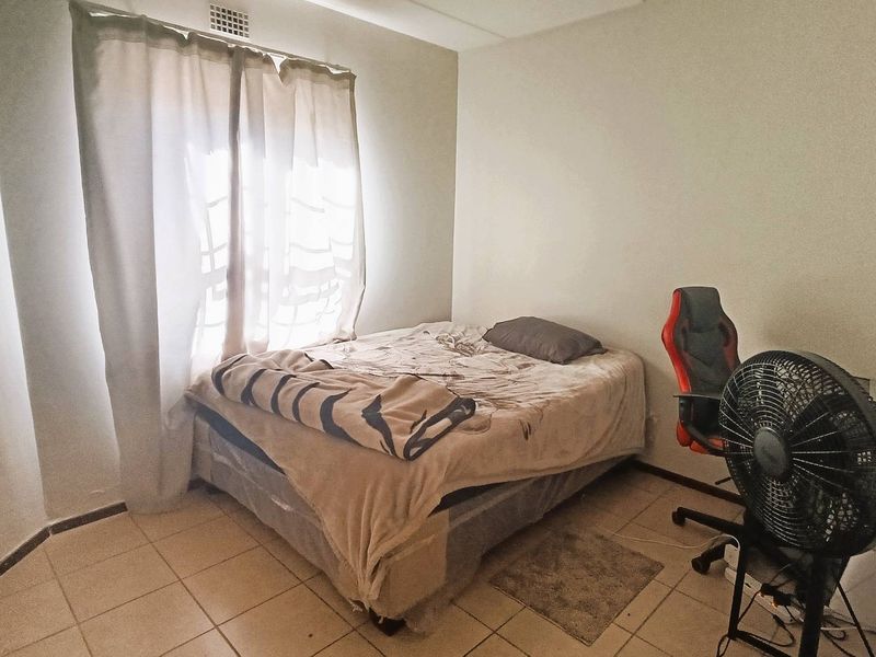**Charming 1 Bedroom Ground Floor Unit in Lifestyle Security Complex** - Photo 6