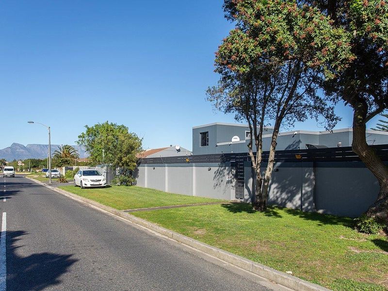 Prime Investment Meets Luxury Lifestyle - Photo 3