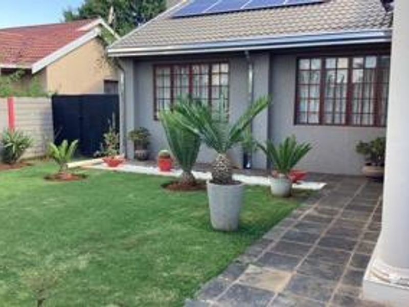 Stunning family home with modern features! - Photo 3