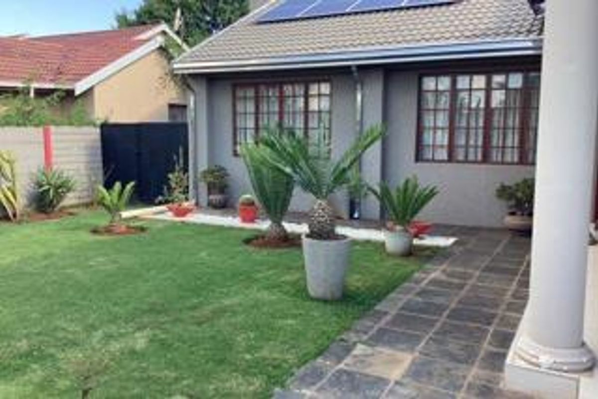 Stunning family home with modern features! - Photo 3