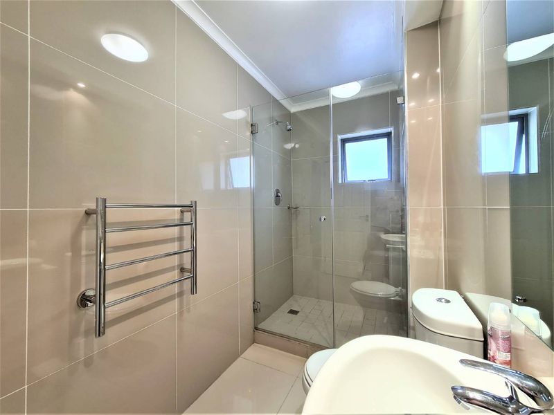 Modern & Secure 2 Bedroom Apartment - Photo 10