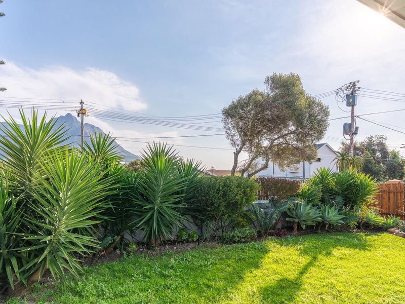Large Family Home with Table Mountain Views in Little Mowbray. - Photo 3