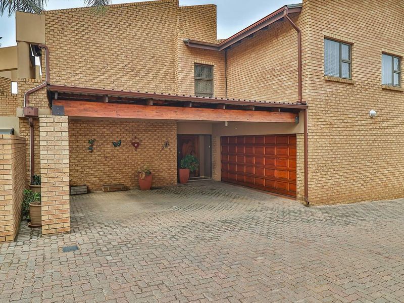 Charming 5-Bedroom Full Title for Sale in Meyersdal's Prestigious Palomino Drive! - Photo 2