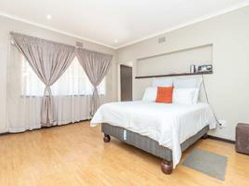 Spacious family home well located in Constantiakloof - Photo 8