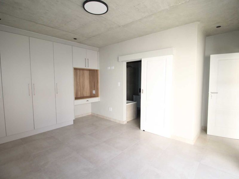 Brand new townhouse to let in complex - Photo 10