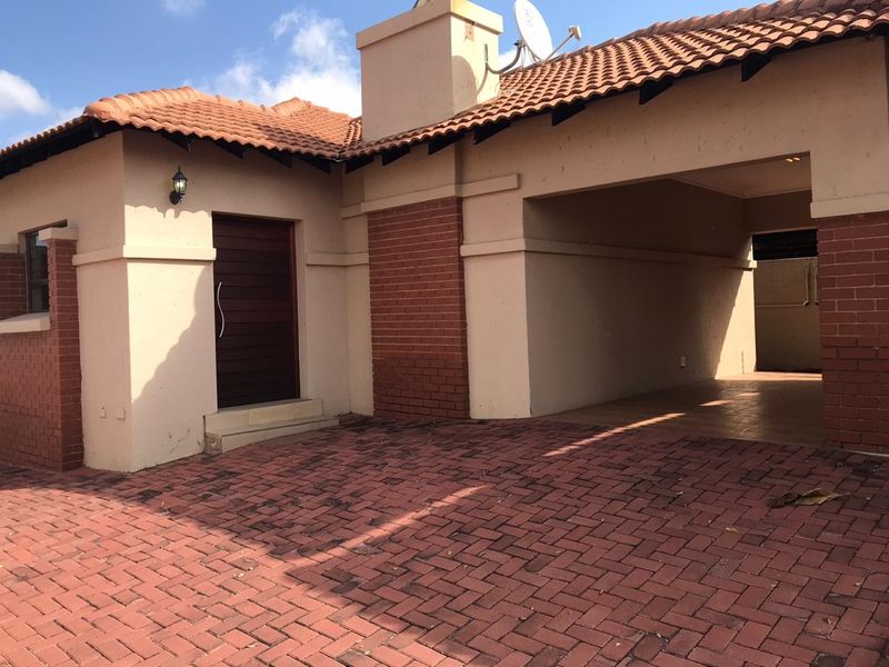 NOT PET FRIENDLY! Lovely Cluster for Rent - Available 1 September 2024 - Photo 2