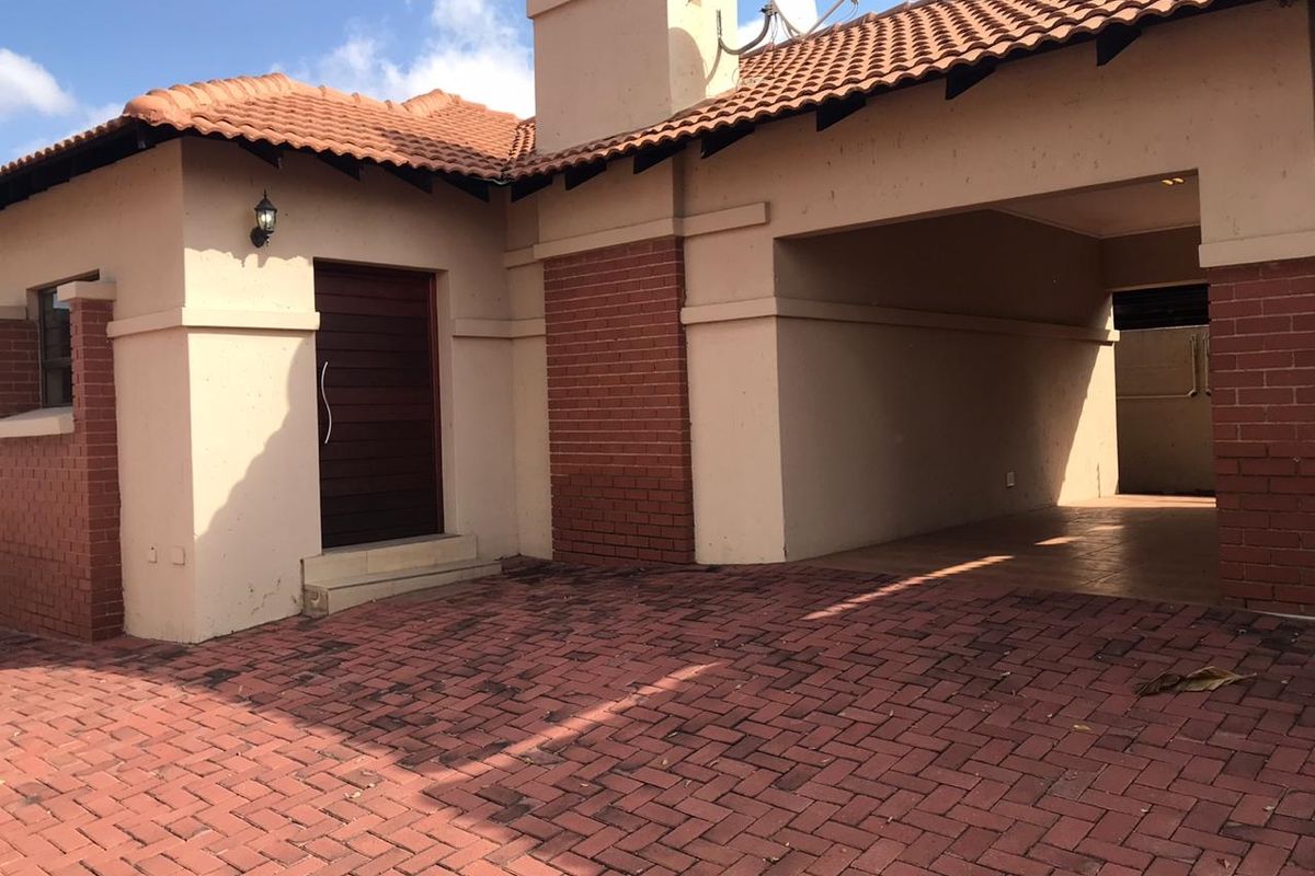 NOT PET FRIENDLY! Lovely Cluster for Rent - Available 1 September 2024 - Photo 2