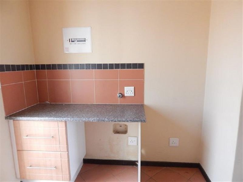 Modern 2 bedroom top unit in Mooikloof Ridge - Photo 5