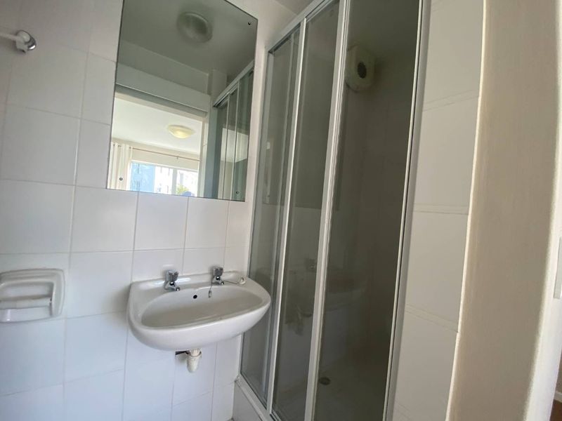 2 bedroom Modern Apartment in HOUT BAY - Photo 8