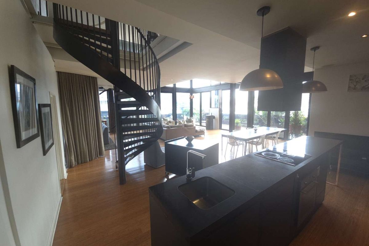Modern Two-Bedroom Apartment with Stunning Views in Maboneng - Photo 2