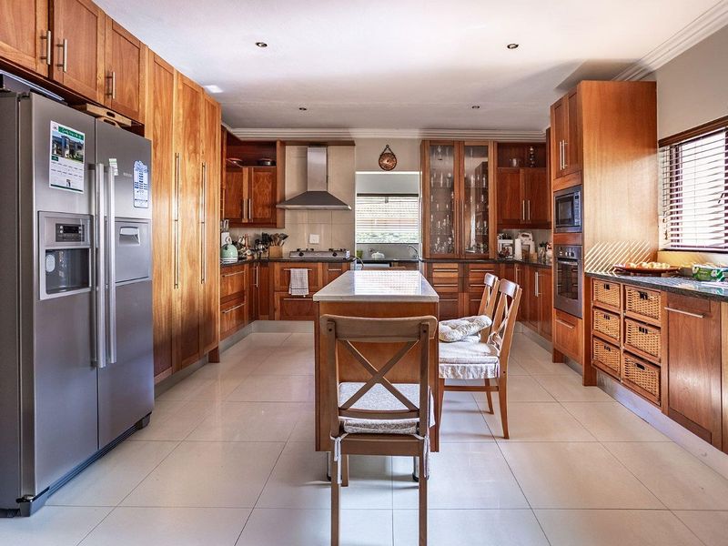 Stunning 4-Bedroom Family Home in Prime Security Estate Location - Photo 5