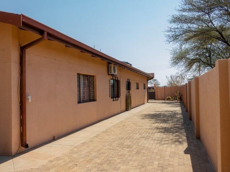 Neat family house in Omaruru - Photo 6