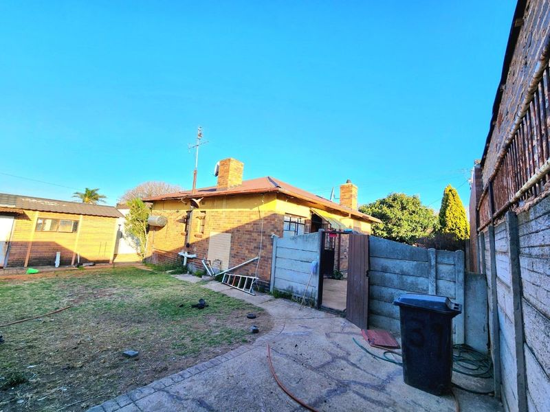 Spacious Home with Cottage and Excellent Investment Potential - Photo 8