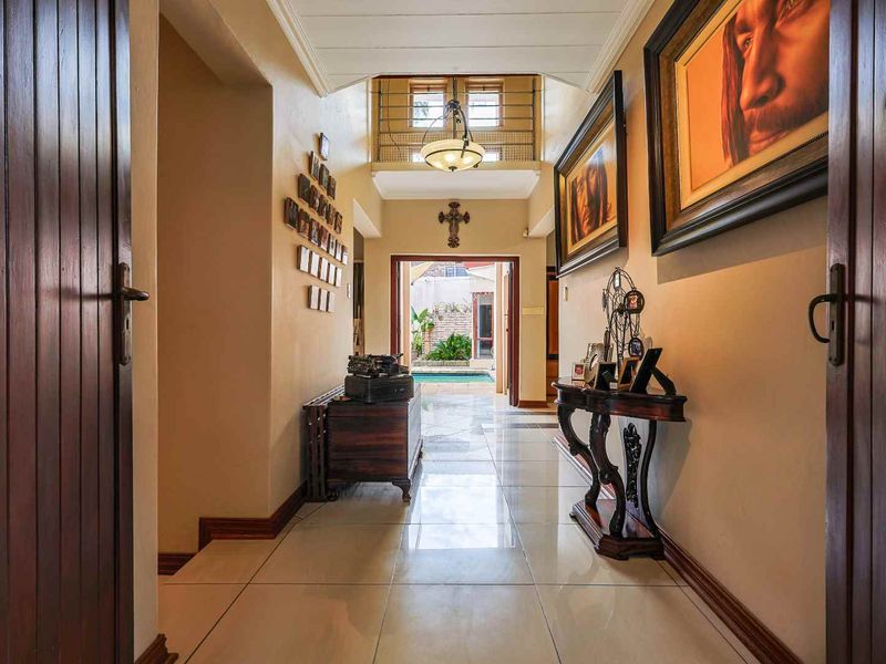 Elegant Family Living with Exceptional Entertaining Appeal in Constantia Glen - Photo 8