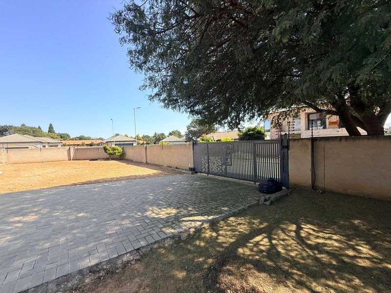 Immaculate 4 bedroom house in Rayton. - Photo 4
