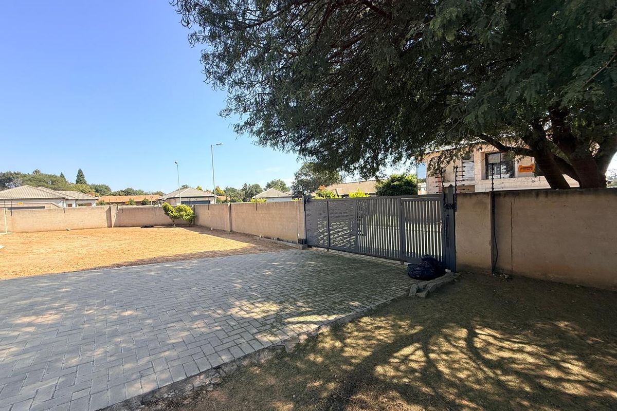 Immaculate 4 bedroom house in Rayton. - Photo 4