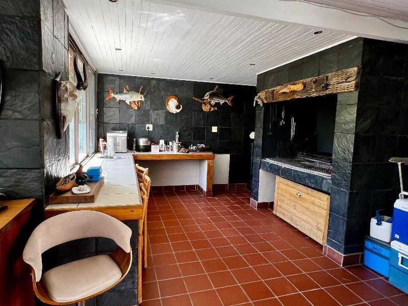 Huge property with backyard office - Photo 8