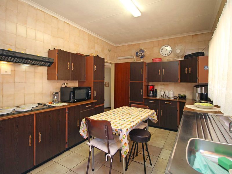 Low maintenance Facebrick Home with Bachelor Flat - Photo 8