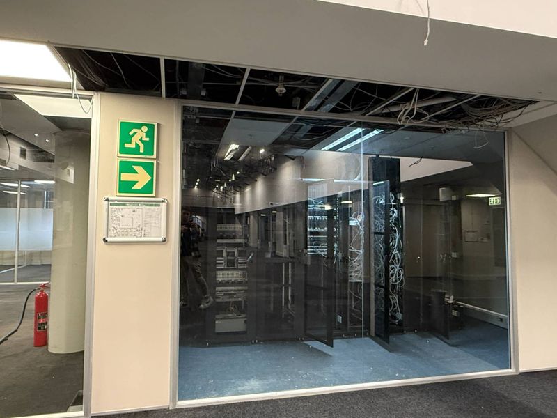 Move in ready 3149m2 office to let - Photo 7