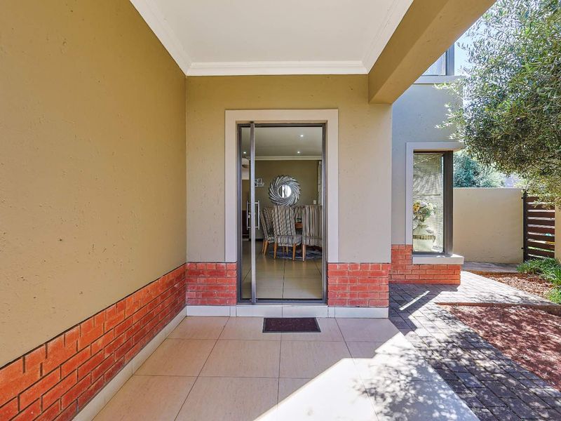 Stylish Silverwoods Home Featuring Pool & Open-Plan Living - Photo 3