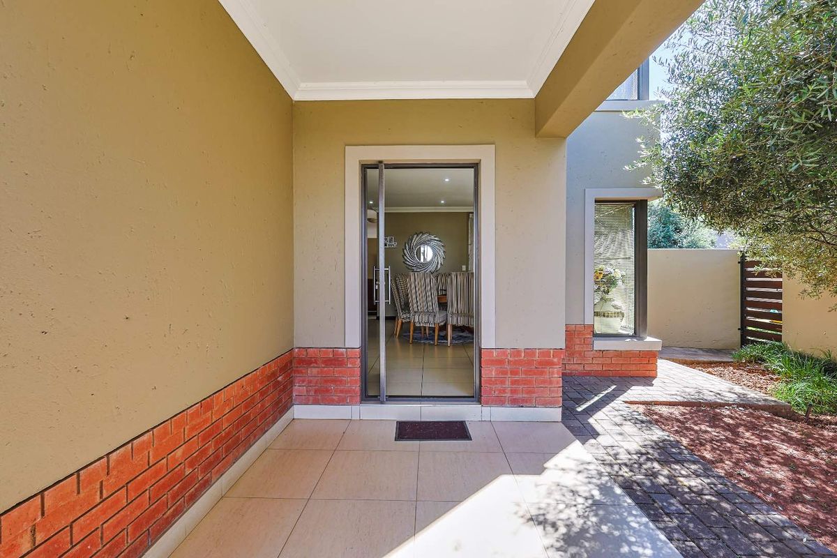 Stylish Silverwoods Home Featuring Pool & Open-Plan Living - Photo 3