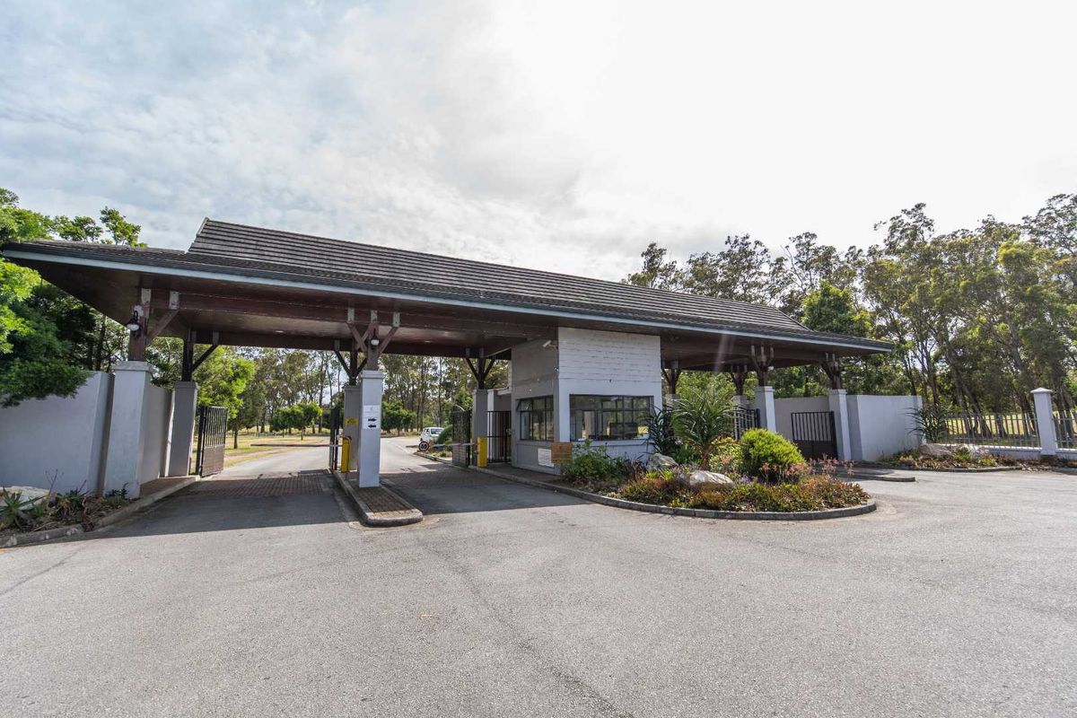 Wedgewood Golf Estate Living: Golf, Nature & Work-from-Home Comfort! - Photo 2