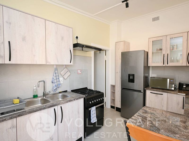 Fully Furnished 1-Bedroom Apartment for Rent – Town Centre - Photo 2