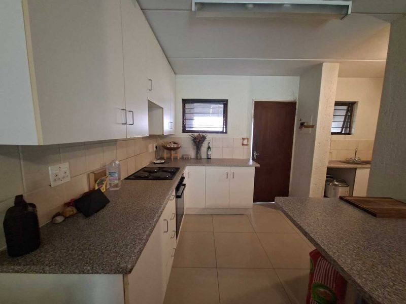 Spacious Groundfloor 2 Bedroom Apartment in low density complex - Photo 9