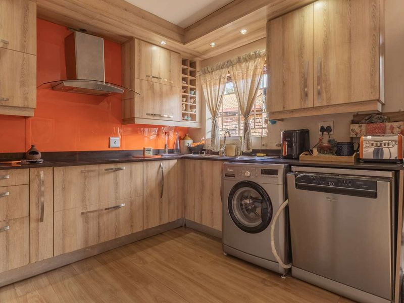 Spacious three bedroom simplex - large garden - Security complex - Equestria - Photo 9