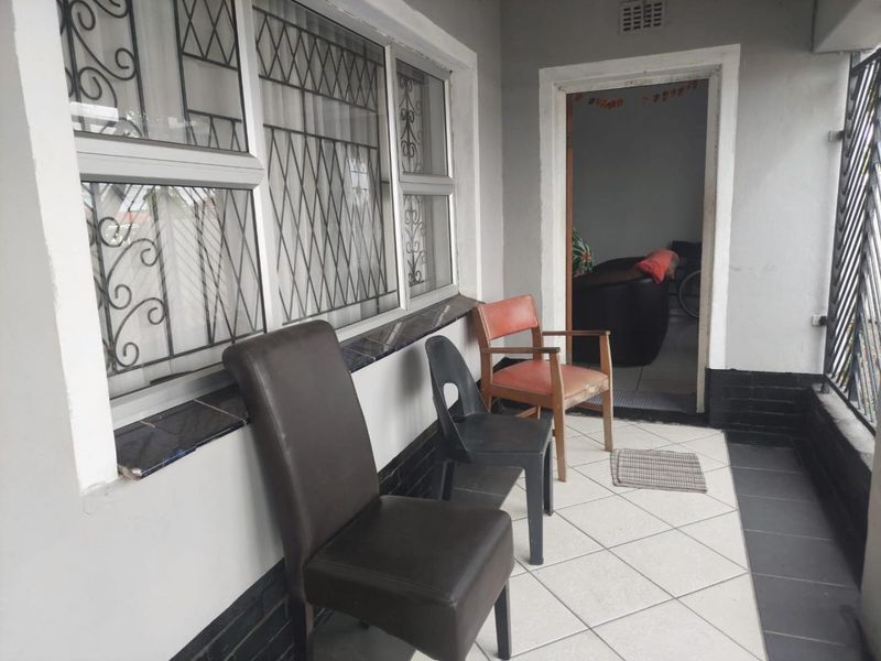 A Jump Ahead of the Market - Ideal Three Bedroom Starter Home - Photo 2