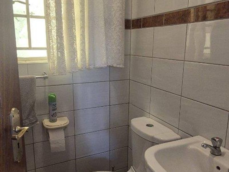 TO LET LOVELY 4 BEDROOM HOUSE WITH FLAT - Photo 6