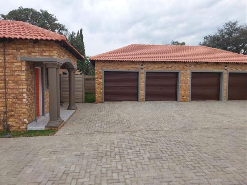 Lovely Spacious 3 Bedroom Townhouse 2 Bathrooms and Double Garage - Photo 2
