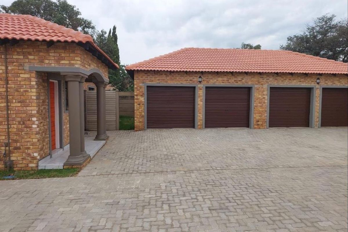 Lovely Spacious 3 Bedroom Townhouse 2 Bathrooms and Double Garage - Photo 2