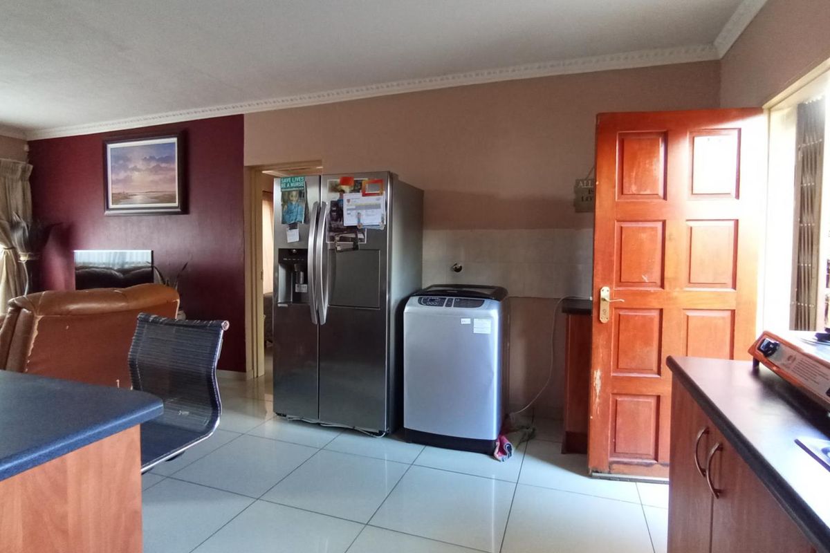 HEUWELSIG ESTATE - 3 BEDROOM - 2 BATH DOUBLE STOREY TOWNHOUSE - Photo 2