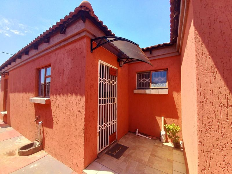 Three bedrooms house for sale in Soshanguve Block GG - Photo 7