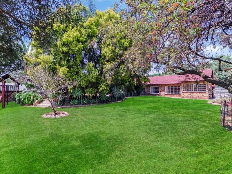 A SINGLE-STOREY FAMILY HOME IN A SECURE BOOMED AREA, WITH A MASSIVE GARDEN -  JUST SOUNDS WONDERFUL - Photo 2