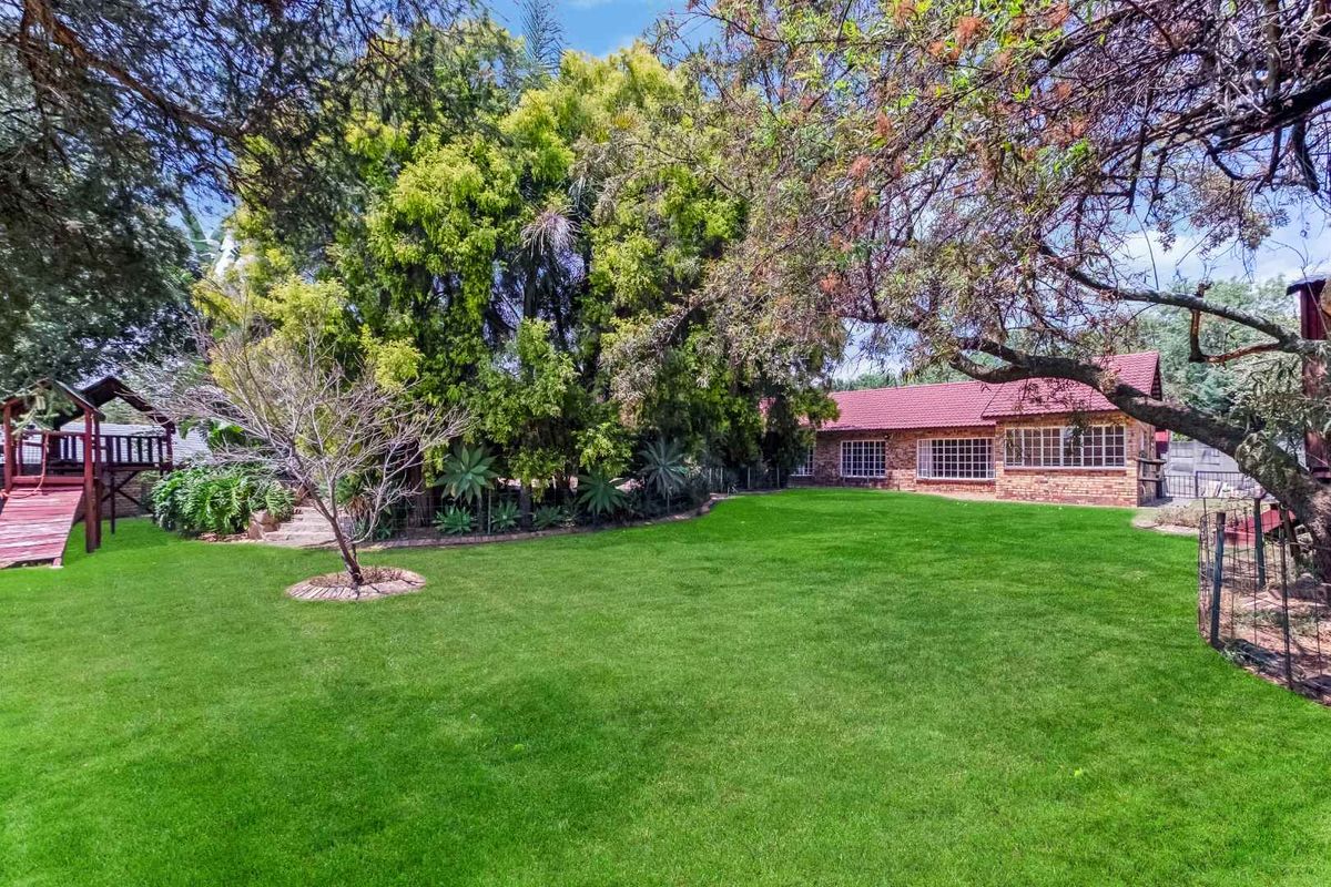 A SINGLE-STOREY FAMILY HOME IN A SECURE BOOMED AREA, WITH A MASSIVE GARDEN -  JUST SOUNDS WONDERFUL - Photo 2