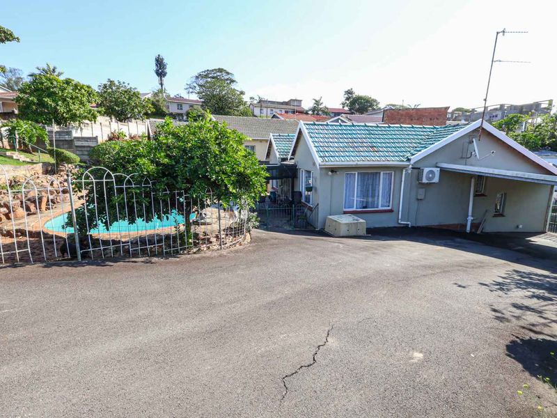 ENTERTAINER'S DREAM WITH INCOME-PRODUCING GRANNY FLAT! - Photo 1